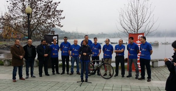 La directora de Turismo de la Xunta, Nava Castro,  presentando la Vuelta Ciclista a España 2016 en el Parque Náutico de Castrelo de Miño, donde se encuentran las pistas de entrenamiento del Cerlac.